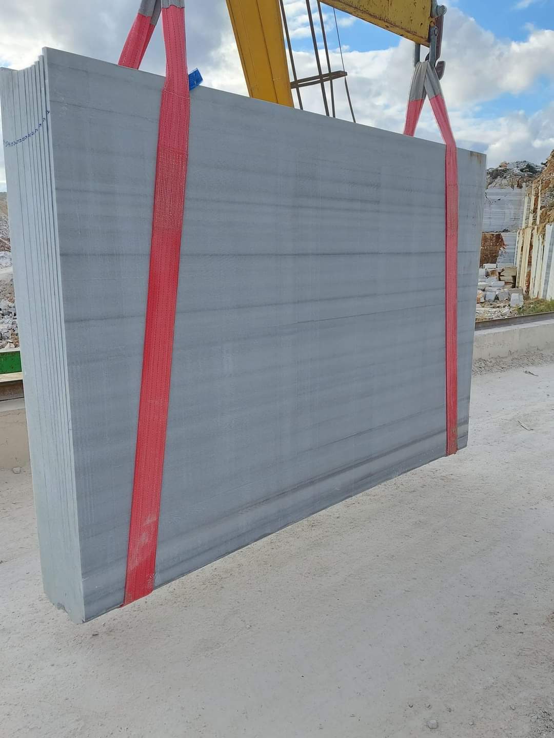 Marmara Homogeneous marble slabs with white background and subtle grey veining from Turkey